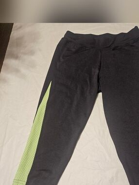 Women’s Gray Knee-Length Leggings with Lime Green Side Panel. Sz S